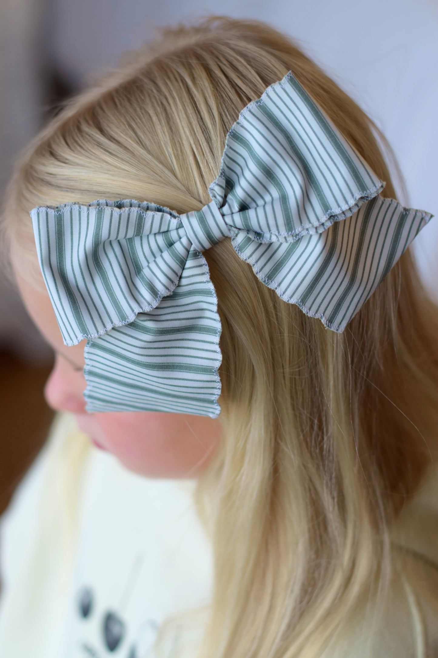 Scalloped White/Green Striped